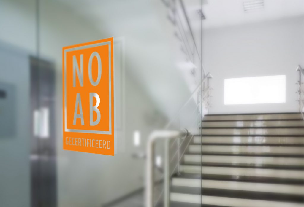 Glazen deur met NOAB-gecertificeerd logo